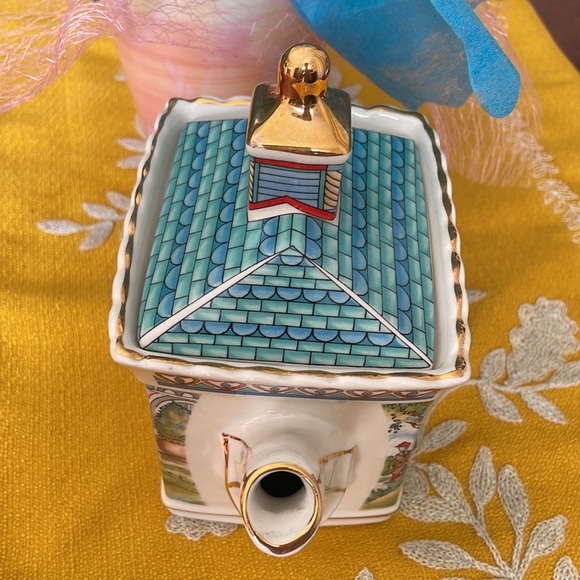 Windsor "A Round of Golf" Ceramic Teapot Collectible - Picture 4 of 11